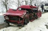 На Буковині внаслідок лобового зізткнення автомобілів постраждали двоє дітей 4 та 9 років та їх батько