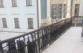 Активісти цікавляться, куди зникли напис з фасаду й  автентична австрійська плитка з балкону колишнього готелю Belle Vue 