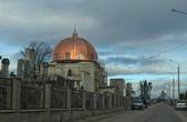 Купол «Будинку прощання» на єврейському кладовищі у Чернівцях покрили мідною бляхою 