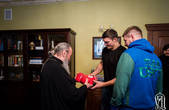 Чемпіон з боксу Олександр Усик подарував митрополиту Онуфрію власні боксерські рукавиці