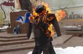  У центрі Чернівців прихильники Саакашвілі спалили опудало Порошенка (ВІДЕО) (оновлено о 18.44)
