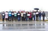 Проти спорудження ГЕС на Дністрі у Чернівцях протестували рибалки з піраньями, на Хотинщині - діти з плакатами (+ВІДЕО)