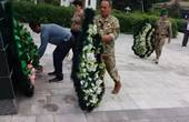 Мер Сокирян просить губернатора Фищука вгамувати підлеглих, які повикидали на смітник вінки і квіти від пам’ятників полеглим воїнам