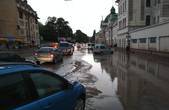 Дощове цунамі змивало автомобілі на перехресті Хмельницького-Гагаріна  (ВІДЕО)