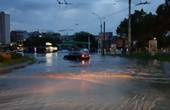 Чернівцями пронеслася потужна злива, частина міста залишилась без електропостачання: красномовні відео+фото (ОНОВЛЕНО)