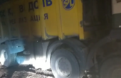 Вантажівку з курячими відходами заблокували посеред поля мешканці Валя Кузьмина  - відео