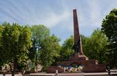 Петиція щодо знесення пам’ятника радянському солдату та танку у Чернівцях набирає голосів