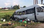 На Буковині внаслідок зіткнення пасажирського мікроавтобуса з потягом загинуло двоє осіб (ВІДЕО)