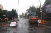 В дощ та з порушенням технологій: у Чернівцях завершили латання частини вулиці Щербанюка