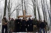 На Буковині посеред Чорнівського лісу встановили пам’ятний хрест розстріляним оркестрантам УПА