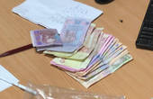 На Буковині затримали начальника сектору Державної міграційної служби під час отримання 7800 гривень за видачу закордонного паспорта
