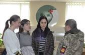 Студентки Чернівецького медичного коледжу приємно здивували військових неабиякою зацікавленістю військовою справою