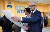 Арсеній Яценюк: 'Навіть перед виборчою дільницею я ще думав, за кого віддати голос' (ОНОВЛЕНО)