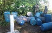 Сімнадцять пластикових діжок зі спиртом по 200-літрів кожна покинули чернівецькі контрабандисти  на кордоні з Молдовою 