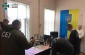 «Виручка» за тиждень - майже 40 тисяч гривень: у СБУ повідомили подробиці торгівлі паспортами  посадовцями управління Державної міграційної служби в Чернівецькій області 