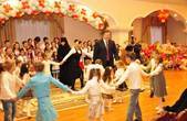 Під час хороводу з дітьми у залі луснула кулька. Янукович стрепенувся, але швидко опанував себе