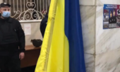 Чернівчанин, який опівночі здійснив фальшивий виклик поліції, викрав державний прапор з філармонії і розгулював з ним удосвіта містом  