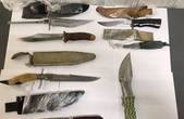 На кордоні вилучили сім ножів, які  незаконно везли в Україну 