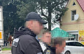 На Буковині затримали митника на хабарі: за 700 доларів обіцяв не перешкоджати в оформленні «євроблях»
