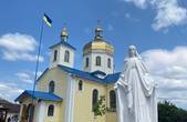 У Новоселиці освятили фігуру Матері Божої на на церковному подвір’ї