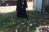 У Михальчі  прохід для скандального єпископа Никити вистелили живими квітами (ВІДЕО)