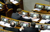 Артем Семенюк, який пройшов до Верховної Ради по округу, в якому знаходиться Новодністровськ, проголосував проти призначення там виборів міського голови