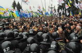 В Києві на акції опозиції люди не поміщаються на Софіївській площі. Проти мітингуючих застосували сльозогінний газ, з'явилася перша кров