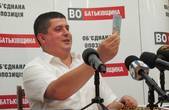 Нардеп Бурбак показав журналістам свій партійний квиток 'Батьківщини'