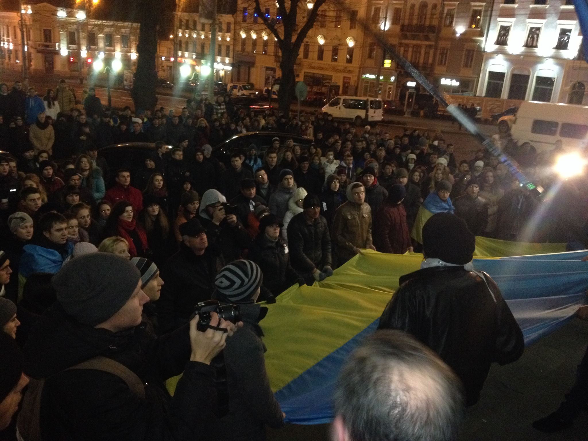 Громада вимагає сесii Чернiвецькоi мiськоi ради: депутати спробують зібратися о першій ночі