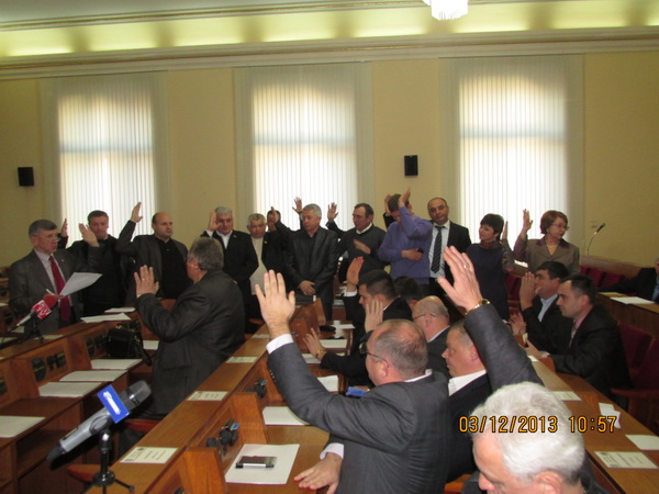 Папієв і Гайничеру покинули сесійну залу під вигуки 'Ганьба!' (оновлено 04.12.2013)