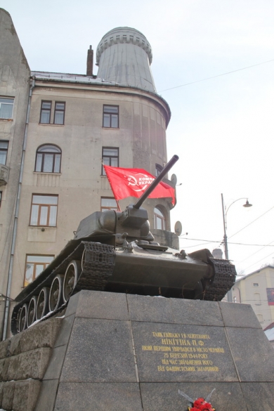 'Свобода' вимагає покарати чернівецьких комуністів за прапор на танку 