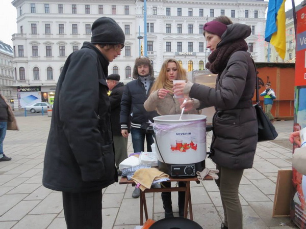 Буковинці провели «борщову» акцію у Відні на підтримку Євромайдану у Києві