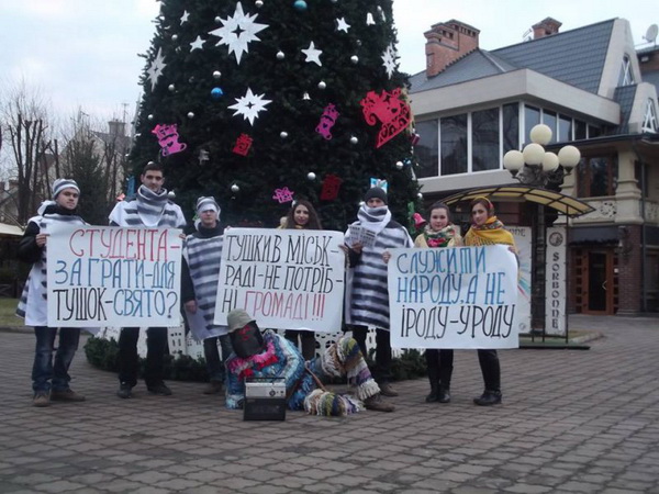 Студенти з Маланкою у зеківських робах прийшли 'привітати' чернівецьких депутатів-перебіжчиків
