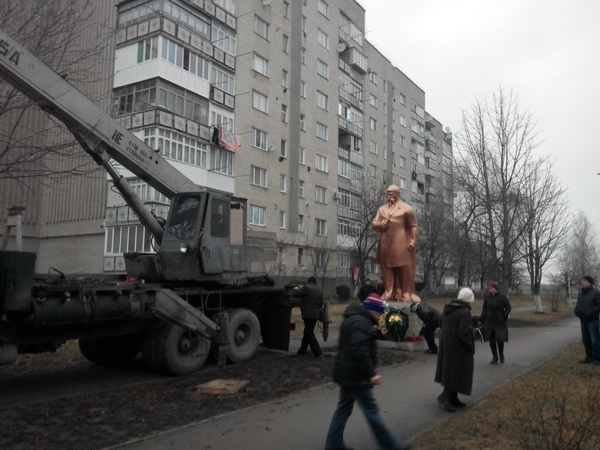 Невідомі спробували демонтувати пам'ятник  Тарасові Шевченку у Новодністровську
