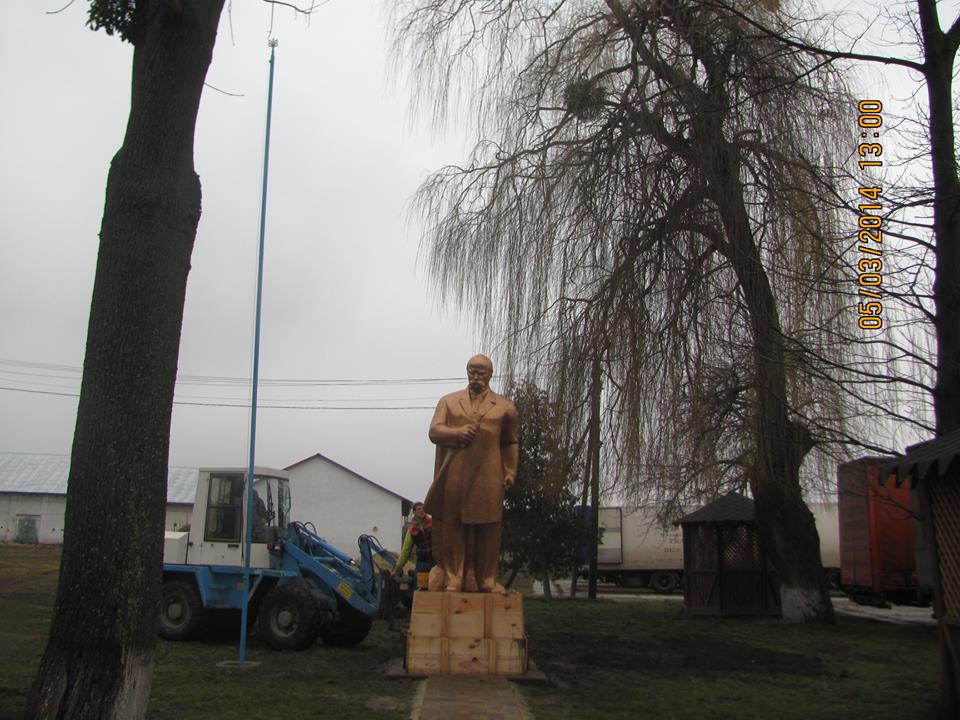 Самооборона натиснула на підприємця, щоб він повернув пам’ятник Тарасові Шевченку з Новодністровська до Сопошина?