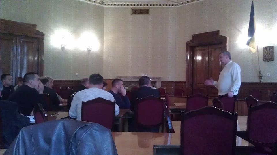 Новину про призначення Романіва губернатором учасники віча на Центральній площі сприйняли під вигуки «Ганьба!»