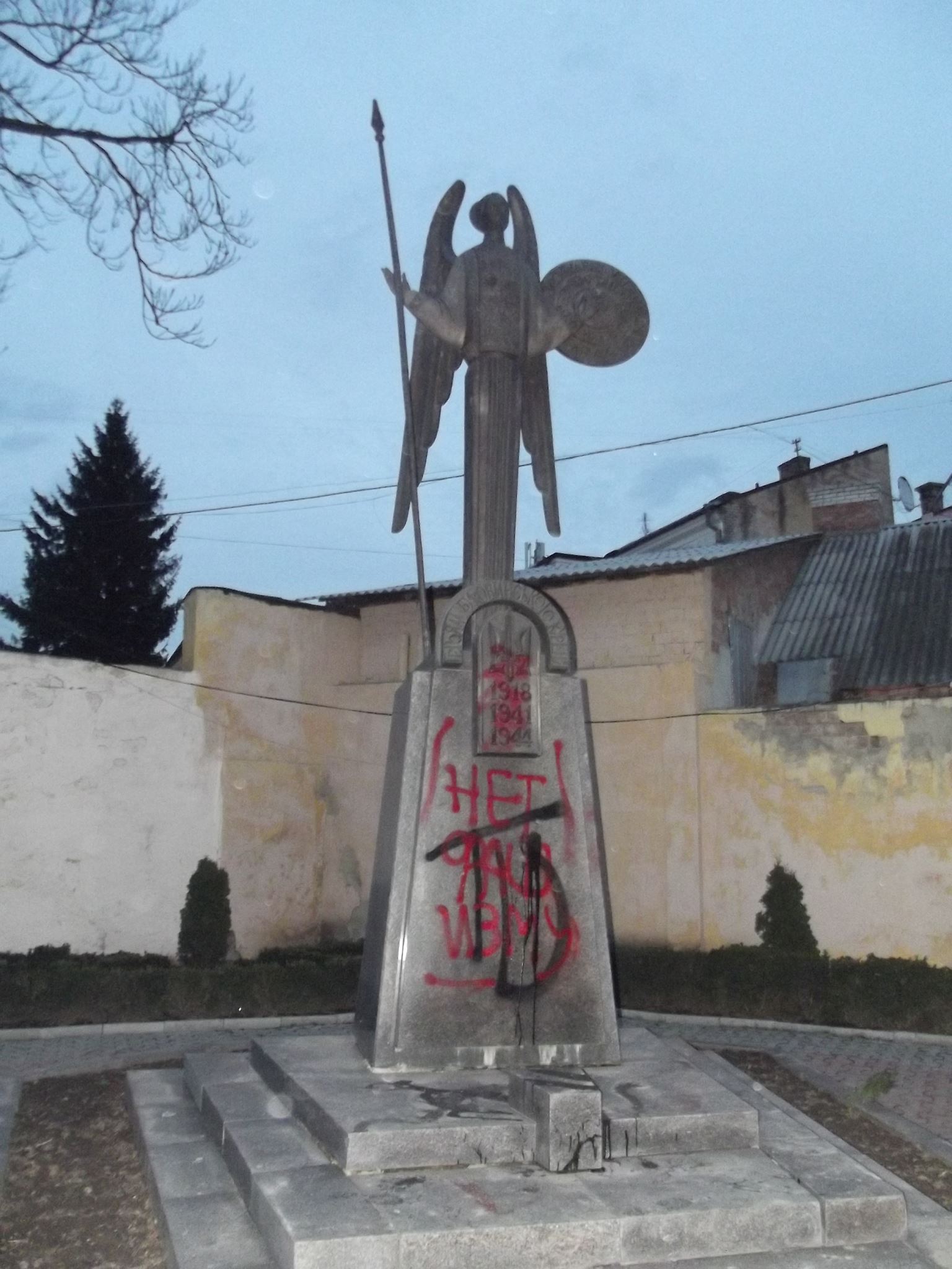 На пам'ятнику воякам Буковинського куреня в Чернівцях фарбою написали 'нет фашизму'