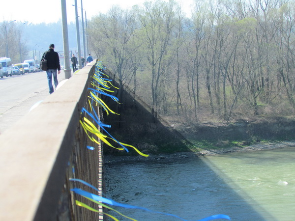 З нагоди сороковин загибелі на Майдані героїв Небесної сотні  міст через Прут прикрасили синьо-жовтими стрічками та кульками  