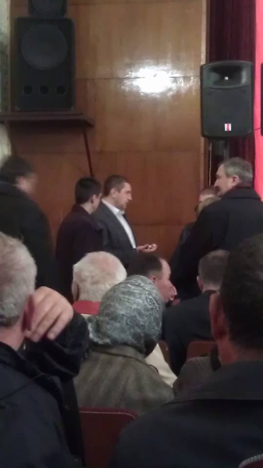 У Чернівцях за Терновецького Ванзуряка пікетували, а в Кіцмані - дякували: віче обіцяли до кінця тижня, а зібрали сьогодні  