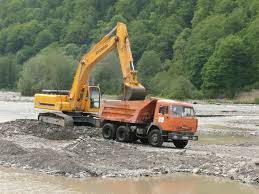 Крадений гравій висипали на дорогу, тікаючи від правоохоронців