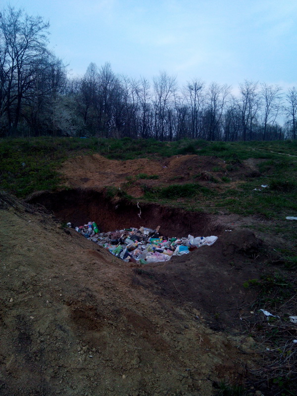 У парку 'Жовтневий' продовжують масово захоронювати сміття