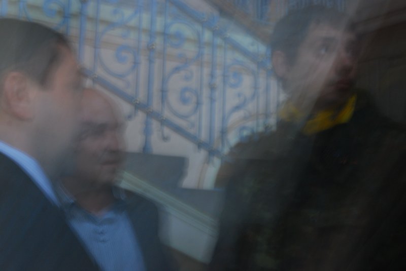 Голову ОДА Ванзуряка не впізнали і не пускали в 'будинок з левами', голову облради Гайничеру - не зняли, родині Аксенина виділили 100 тисяч