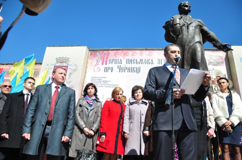 У Чернівцях знову збирають вулицю для вирішення кадрових питань