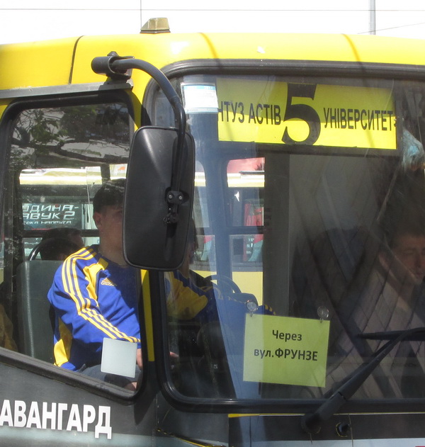 Кушнірик дозволив перевізникам далі возити чернівчан через вулиці Фрунзе й Чапаєва, а не Аксенина і Щербанюка