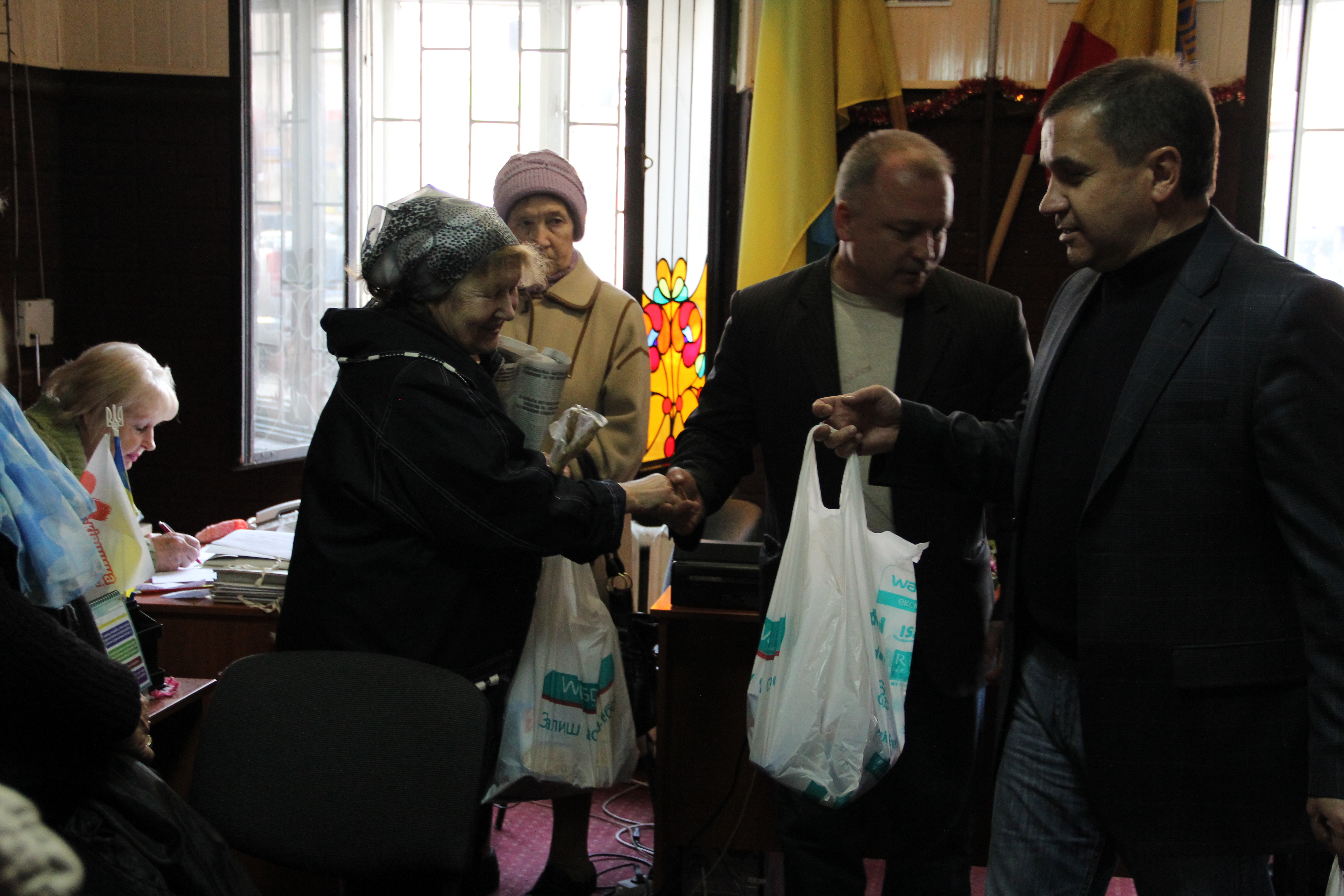 Чернівецькі партійці ВО «Батьківщина» отримали подарунки до Великодніх кошиків від заможніших колег