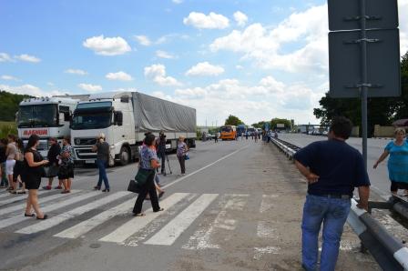 Матері солдатів перекрили київську трасу: 'або всі, або ніхто!' (+відео)