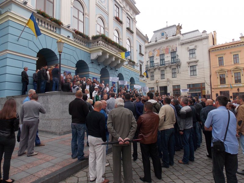 Перевізники вимагали під ратушею підвищити тарифи на проїзд до 3 грн. 50 коп.