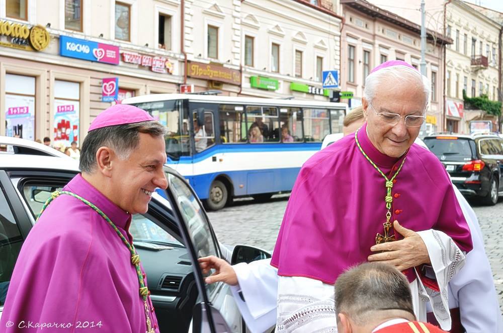 Чернівчан приємно вразили доступність архієпископа з Ватикану, глави Римо-католицької церкви в Україні та лаконічність мера