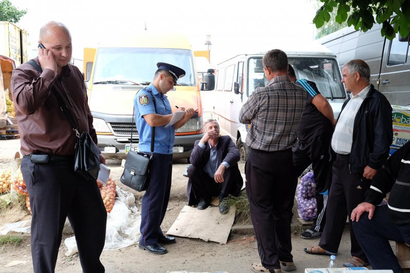 Мерія застерігає від неякісної і навіть шкідливої продукції, якою торгують на стихійних ринках 