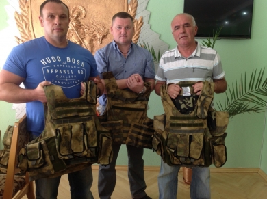 Олексій Коломієць і Сергій Кочмарський передали бронежилети  у зону АТО